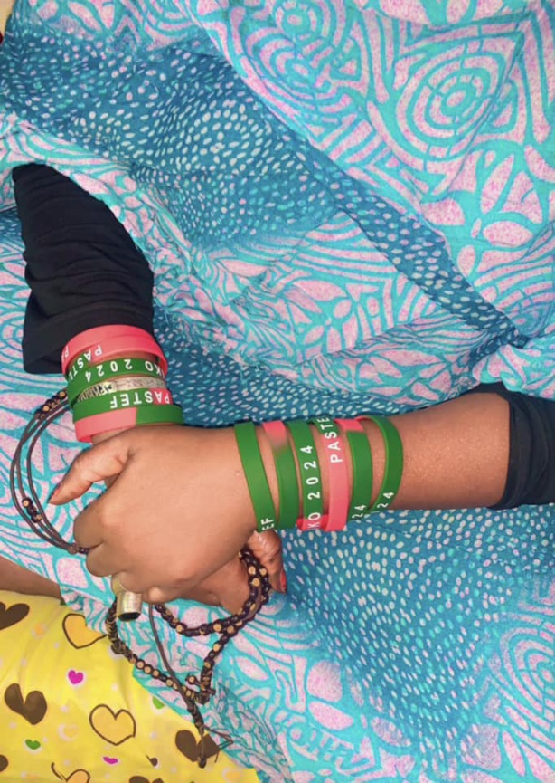 La ravisante patriote Fabaye Ndiaye parle du bracelet : "mom la nara korité. Solouma brodé ni diezner bracelet lay sol " La ravisante patriote Fabaye Ndiaye parle du bracelet : "mom la nara korité. Solouma brodé ni diezner bracelet lay sol "