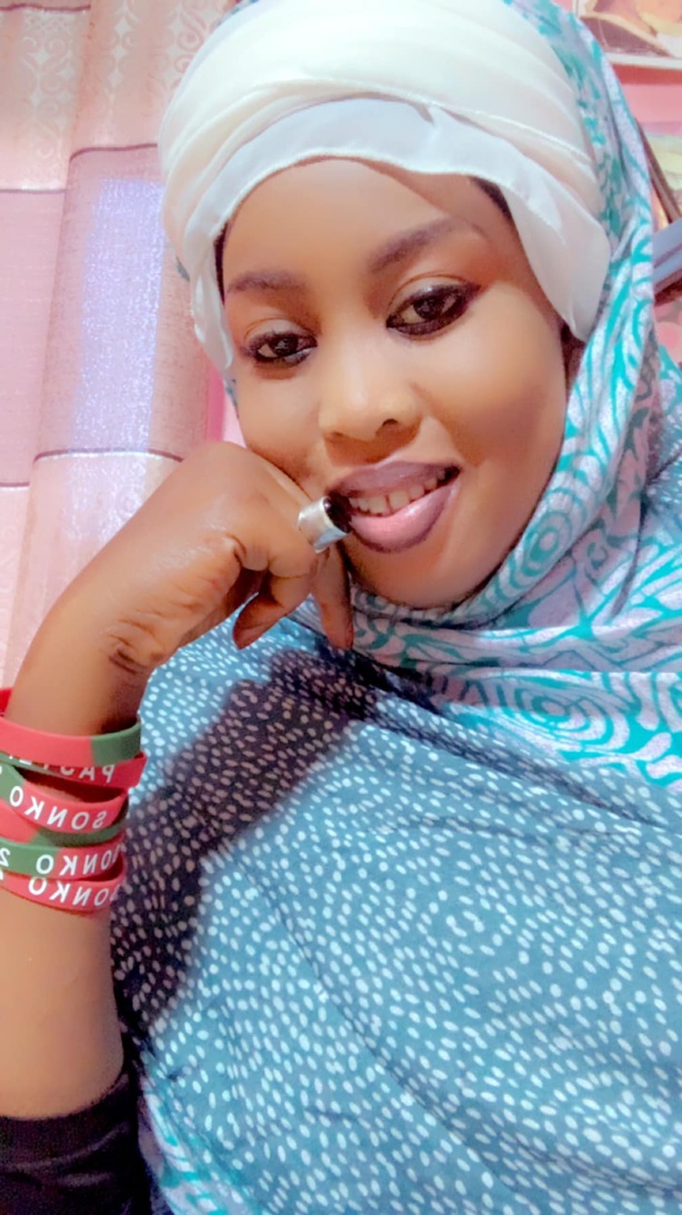 La ravisante patriote Fabaye Ndiaye parle du bracelet : "mom la nara korité. Solouma brodé ni diezner bracelet lay sol " La ravisante patriote Fabaye Ndiaye parle du bracelet : "mom la nara korité. Solouma brodé ni diezner bracelet lay sol "