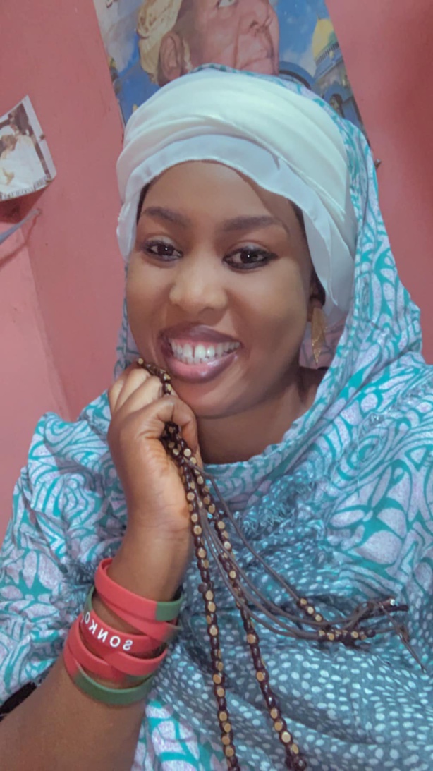 La ravisante patriote Fabaye Ndiaye parle du bracelet : "mom la nara korité. Solouma brodé ni diezner bracelet lay sol " La ravisante patriote Fabaye Ndiaye parle du bracelet : "mom la nara korité. Solouma brodé ni diezner bracelet lay sol "