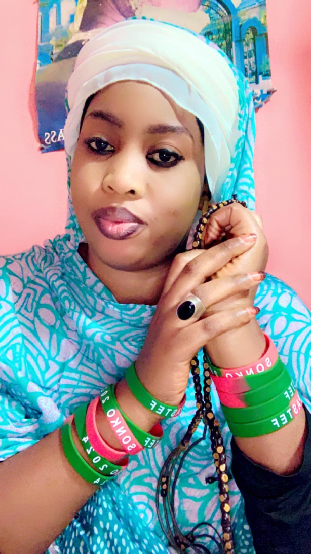 La ravisante patriote Fabaye Ndiaye parle du bracelet : "mom la nara korité. Solouma brodé ni diezner bracelet lay sol " La ravisante patriote Fabaye Ndiaye parle du bracelet : "mom la nara korité. Solouma brodé ni diezner bracelet lay sol "