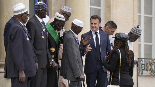 France: Emmanuel Macron reçoit neuf tirailleurs sénégalais qui s’apprêtent à rentrer chez eux France: Emmanuel Macron reçoit neuf tirailleurs sénégalais qui s’apprêtent à rentrer chez eux