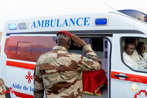 Aéroport de Conakry : Doumbouya a accueilli la dépouille de Madame Hadja Djénè Condé Aéroport de Conakry : Doumbouya a accueilli la dépouille de Madame Hadja Djénè Condé
