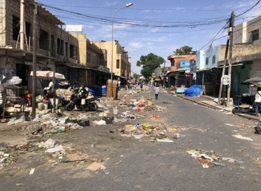 Korité sous les immondices au Sénégal