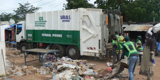 Lendemain Korité à Ziguinchor : La Sonaged met les bouchées doubles et lève plus de 160 tonnes de déchets dans les marchés de la commune Lendemain Korité à Ziguinchor : La Sonaged met les bouchées doubles et lève plus de 160 tonnes de déchets dans les marchés de la commune
