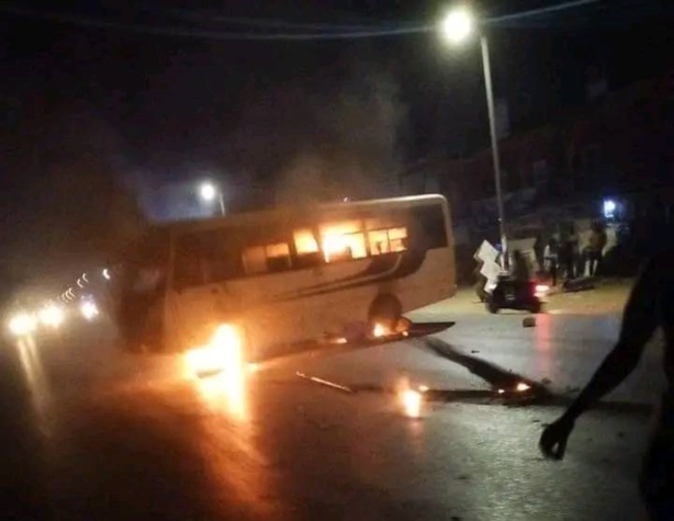 Manifestations à Mbour : Deux bus de DDD incendiés Manifestations à Mbour : Deux bus de DDD incendiés
