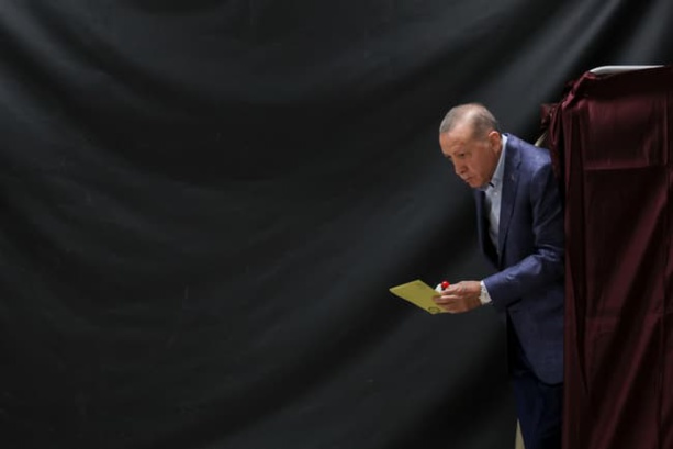 Présidentielle en Turquie: Erdogan passe sous la barre des 50% des voix, sur près de 90% des bulletins…