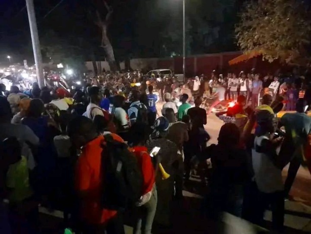 Ziguinchor : Les patriotes ont envahi la maison de Ousmane Sonko Ziguinchor : Les patriotes ont envahi la maison de Ousmane Sonko