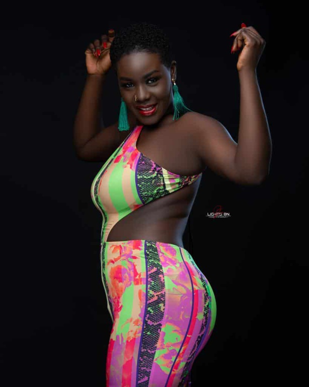 Myrma s'affiche ultra sexy et promet une sortie de feu prochainement Myrma s'affiche ultra sexy et promet une sortie de feu prochainement