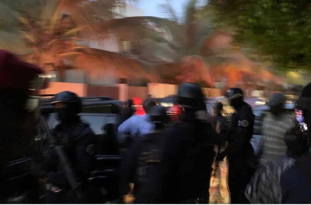 Ousmane SONKO est arrivé chez lui à la cité Keur Gorgui sous une forte escorte des éléments du GIGN Ousmane SONKO est arrivé chez lui à la cité Keur Gorgui sous une forte escorte des éléments du GIGN