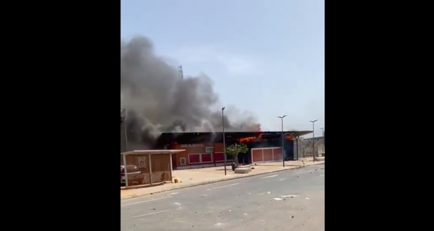 Rufisque : La gare du Train express Regional brûlée par des manifestants