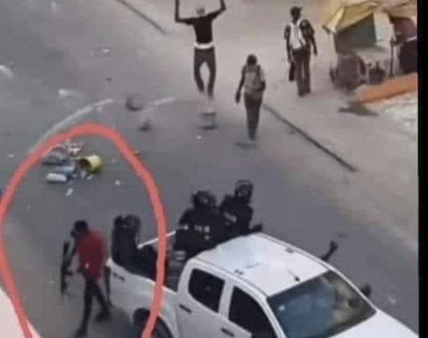 Emeutes : Des individus armés aperçus à côté des policiers… Regardez ! Emeutes : Des individus armés aperçus à côté des policiers… Regardez !