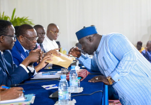 3ème mandat : Gris Bordeaux et CIE interpellent le président Macky Sall 3ème mandat : Gris Bordeaux et CIE interpellent le président Macky Sall