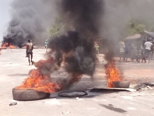 Goudomp : De violentes manifestations en cours pour dénoncer l'arrestation de...