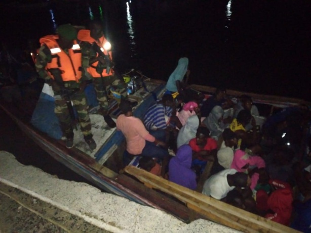 Saint Louis : : la marine nationale intercepte une pirogue avec ses 71 passagers Saint Louis : : la marine nationale intercepte une pirogue avec ses 71 passagers