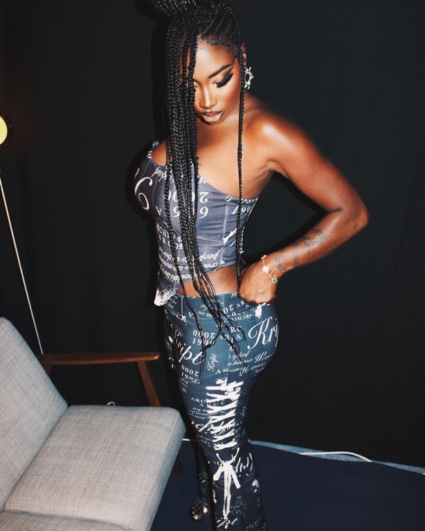 Aya Nakamura : un look street et chic Aya Nakamura : un look street et chic