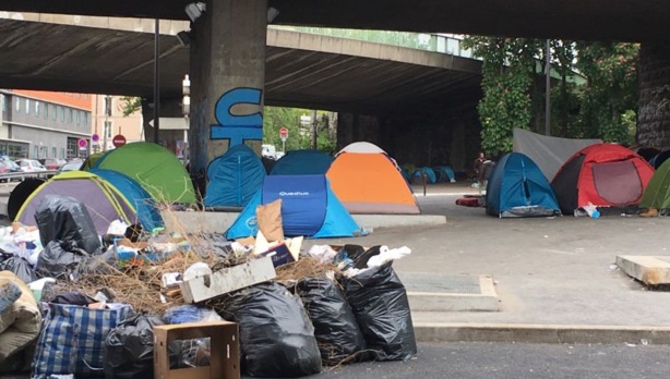 Le gouvernement britannique achète des tentes pour loger des migrants Le gouvernement britannique achète des tentes pour loger des migrants