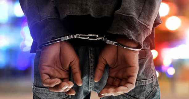 Escroquerie : un "proche" de Macky Sall, qui disposait d'un passeport diplomatique, dépouille de plusieurs millions le DG de.... Escroquerie : un "proche" de Macky Sall, qui disposait d'un passeport diplomatique, dépouille de plusieurs millions le DG de....