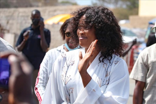 Adji Sarr est en Angleterre ! Adji Sarr est en Angleterre !