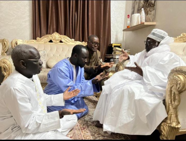 Touba : Atépa Goudiaby et le médecin de Sonko reçus par le Khalif général des mourides Touba : Atépa Goudiaby et le médecin de Sonko reçus par le Khalif général des mourides