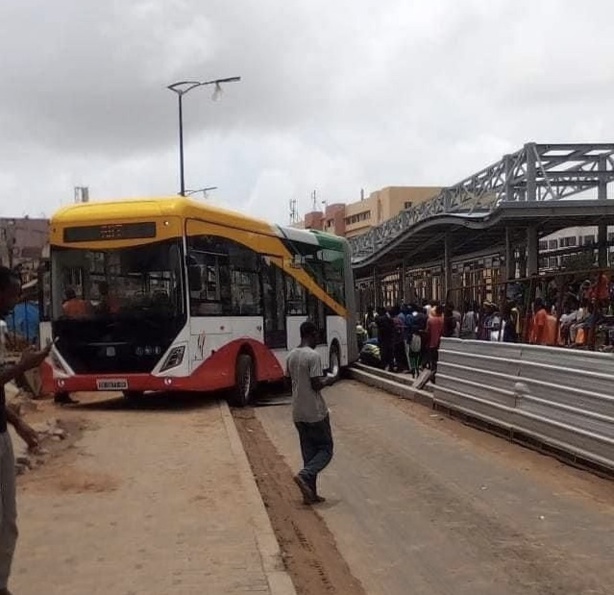 Grand Yoff : Un bus BRT dérape et crée des dégâts