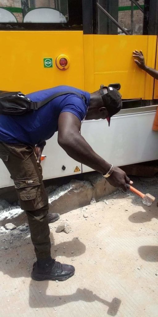 Un bus BRT dérape, un gros marteau pour le décoincer