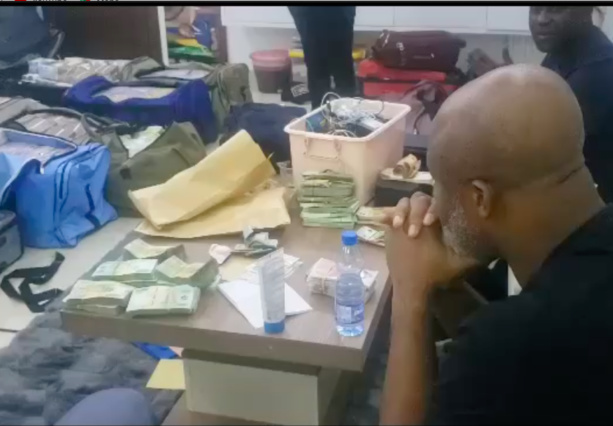 Gabon : Des dizaines de milliards de FCFA en liquide retrouvés chez le DIRCAP de Ali Bongo. Gabon : Des dizaines de milliards de FCFA en liquide retrouvés chez le DIRCAP de Ali Bongo.