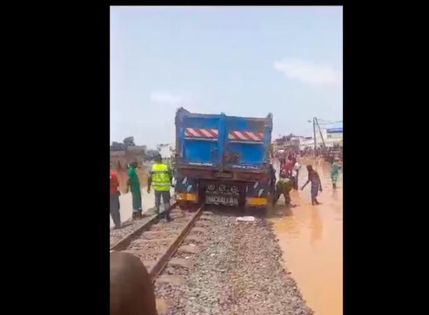 Darou Marnane (Touba) : Un camion tombe en panne sur les rails Darou Marnane (Touba) : Un camion tombe en panne sur les rails