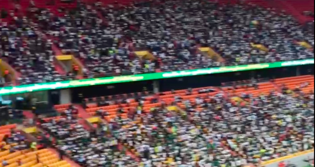 Sénégal-Algérie: le Stade Abdoulaye Wade a vibré aux chœurs en vogue « Sonko Nameunalaaa »(Vidéo) Sénégal-Algérie: le Stade Abdoulaye Wade a vibré aux chœurs en vogue « Sonko Nameunalaaa »(Vidéo)