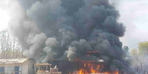 Bénin: 34 morts dans l'incendie d'un dépôt de carburant illégal Bénin: 34 morts dans l'incendie d'un dépôt de carburant illégal
