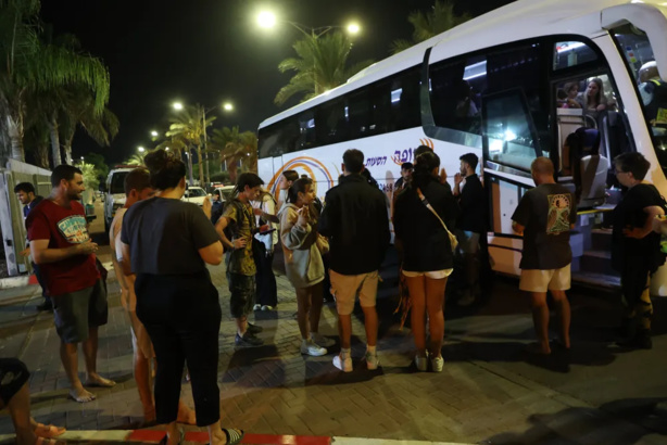 Israël : de très nombreuses familles sans nouvelles de leurs proches, l'armée ouvre un centre de recherches Israël : de très nombreuses familles sans nouvelles de leurs proches, l'armée ouvre un centre de recherches