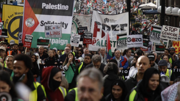 À Londres, près de 100 000 personnes réclament «la fin de la guerre à Gaza» À Londres, près de 100 000 personnes réclament «la fin de la guerre à Gaza»