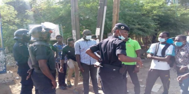 UCAD: la Police empêche la tenue de la conférence de presse des étudiants UCAD: la Police empêche la tenue de la conférence de presse des étudiants