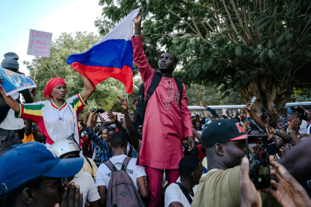 Drapeaux russes à la marche pour la libération des « détenus politiques » Drapeaux russes à la marche pour la libération des « détenus politiques »