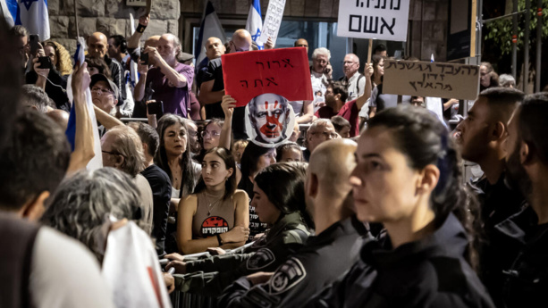 Pour la libération des otages détenus à Gaza : Des Israéliens manifestent devant le domicile de leur premier ministre Pour la libération des otages détenus à Gaza : Des Israéliens manifestent devant le domicile de leur premier ministre