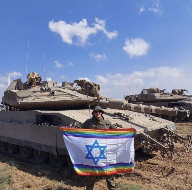 Un soldat israélien arbore le drapeau LGBT à Gaza Un soldat israélien arbore le drapeau LGBT à Gaza