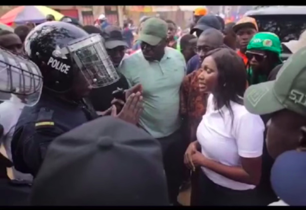 Anta Babacar Ngom et sa délégation gazées par la police de Kolda : "C'est de l'injustice." Anta Babacar Ngom et sa délégation gazées par la police de Kolda : "C'est de l'injustice."