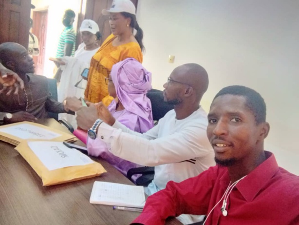 Benno: Nicole Gackou, Présidente du Parti Centristes Unis pour la République "Ligueyel Euleuk" dépose 10 milles parrains Benno: Nicole Gackou, Présidente du Parti Centristes Unis pour la République "Ligueyel Euleuk" dépose 10 milles parrains