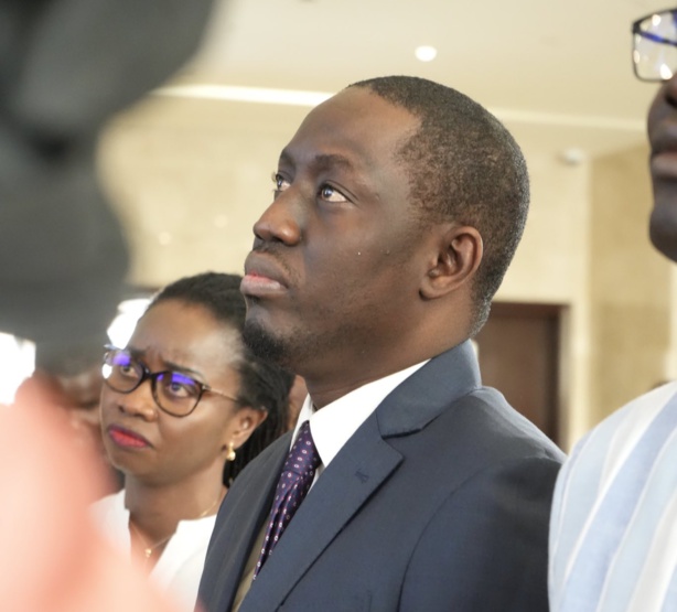 Assemblée : Le chef de cabinet de Pape M. NDOUR pourchassé dans les rues avec sa mallette d’argent Assemblée : Le chef de cabinet de Pape M. NDOUR pourchassé dans les rues avec sa mallette d’argent