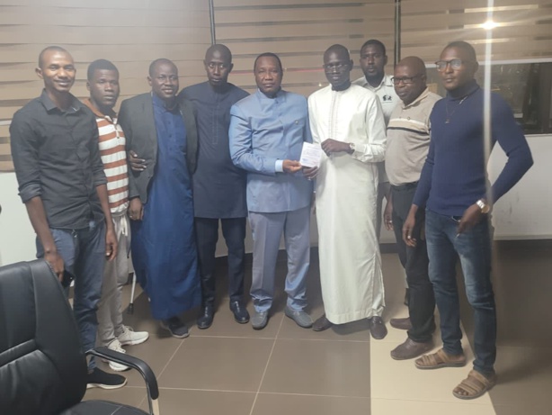 Présidentielle : Mohamed Diaité remet 14.186 parrains pour le candidat Amadou Ba. Présidentielle : Mohamed Diaité remet 14.186 parrains pour le candidat Amadou Ba.