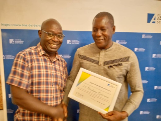 Profil de citoyen 2023 : Le journaliste Ibrahima Gassama honoré par la Fondation Konrad Adenauer Profil de citoyen 2023 : Le journaliste Ibrahima Gassama honoré par la Fondation Konrad Adenauer