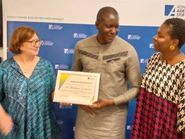 Profil de citoyen 2023 : Le journaliste Ibrahima Gassama honoré par la Fondation Konrad Adenauer Profil de citoyen 2023 : Le journaliste Ibrahima Gassama honoré par la Fondation Konrad Adenauer