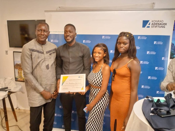 Profil de citoyen 2023 : Le journaliste Ibrahima Gassama honoré par la Fondation Konrad Adenauer Profil de citoyen 2023 : Le journaliste Ibrahima Gassama honoré par la Fondation Konrad Adenauer