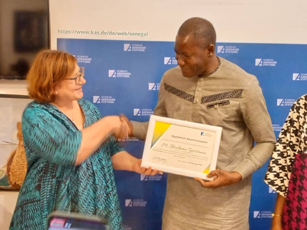 Profil de citoyen 2023 : Le journaliste Ibrahima Gassama honoré par la Fondation Konrad Adenauer Profil de citoyen 2023 : Le journaliste Ibrahima Gassama honoré par la Fondation Konrad Adenauer