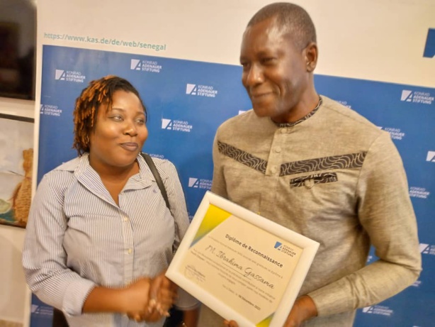 Profil de citoyen 2023 : Le journaliste Ibrahima Gassama honoré par la Fondation Konrad Adenauer Profil de citoyen 2023 : Le journaliste Ibrahima Gassama honoré par la Fondation Konrad Adenauer