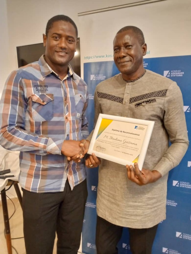 Profil de citoyen 2023 : Le journaliste Ibrahima Gassama honoré par la Fondation Konrad Adenauer Profil de citoyen 2023 : Le journaliste Ibrahima Gassama honoré par la Fondation Konrad Adenauer