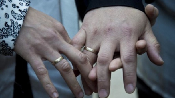 Le Vatican autorise la bénédiction hors-liturgie des couples de même sexe