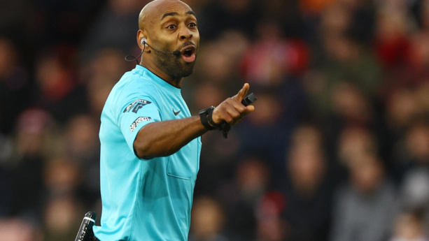 Sam Allison devient le premier arbitre noir à diriger un match de foot anglais depuis 15 ans Sam Allison devient le premier arbitre noir à diriger un match de foot anglais depuis 15 ans