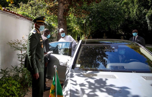 Au domicile de Macky , une ancienne députée et un faux général ont tenté de s'introduire... Au domicile de Macky , une ancienne députée et un faux général ont tenté de s'introduire...
