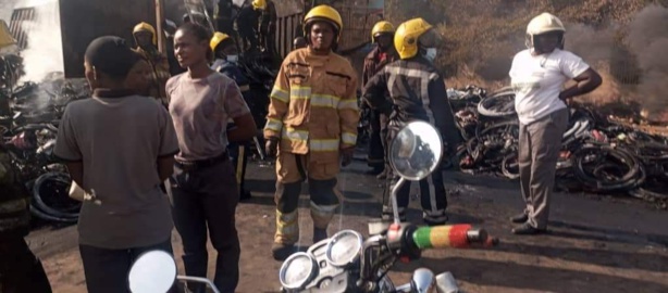 Gambie : Un camion transportant des pneus, des motos...a pris feu à hauteur de Birkama