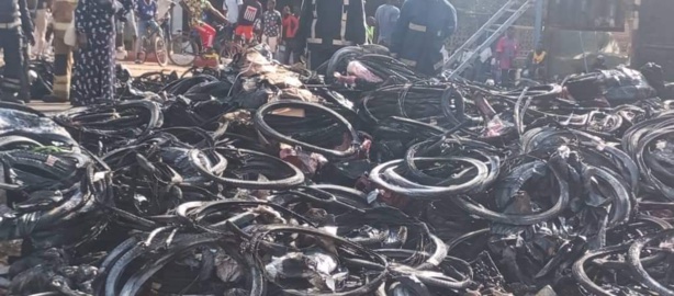 Gambie : Un camion transportant des pneus, des motos...a pris feu à hauteur de Birkama